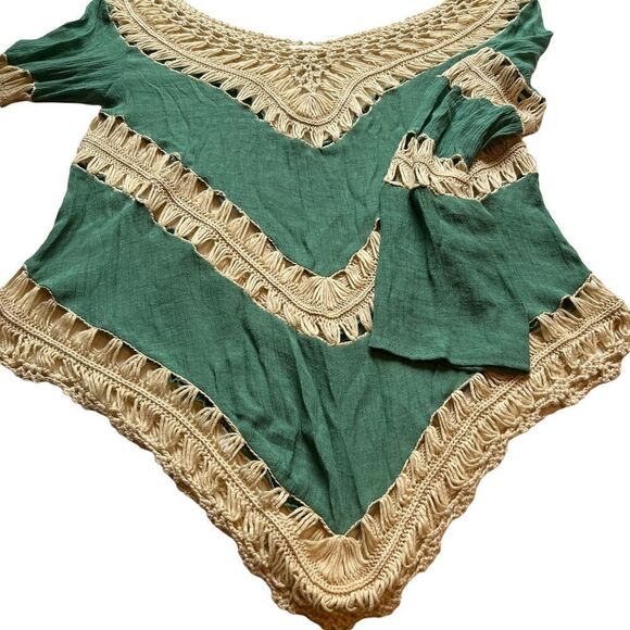 Beautiful Umgee Boho long sleeve blouse with yarn, Medium green and cream V neck - Picture 4 of 7